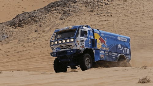Грузовик KAMAZ на дюнах ралли Дакар